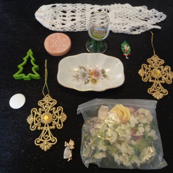 JUNK DRAWER VINTAGE SOAPDISH EURO GLASS DRY FL CHRISTMAS STUFF ETC LOT - Picture 6 of 9